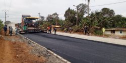EBOMAF-GABON : Les Travaux publics testent la solidité du futur bitume sur le chantier Ntoum-Cocobeach